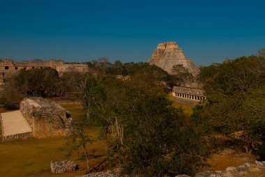 Uxmal, Klasik dönem Antik Maya kenti kalıntıları. Maya kültürünün en önemli arkeolojik sitelerinden birini. Yucatan, Meksika