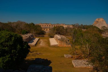 Uxmal, Klasik dönem Antik Maya kenti kalıntıları. Maya kültürünün en önemli arkeolojik sitelerinden birini. Yucatan, Meksika