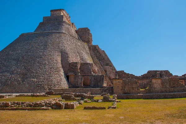 Piramit Uxmal, Klasik dönem Antik Maya kenti. Maya kültürünün en önemli arkeolojik sitelerinden birini. Yucatan, Meksika — Stok fotoğraf