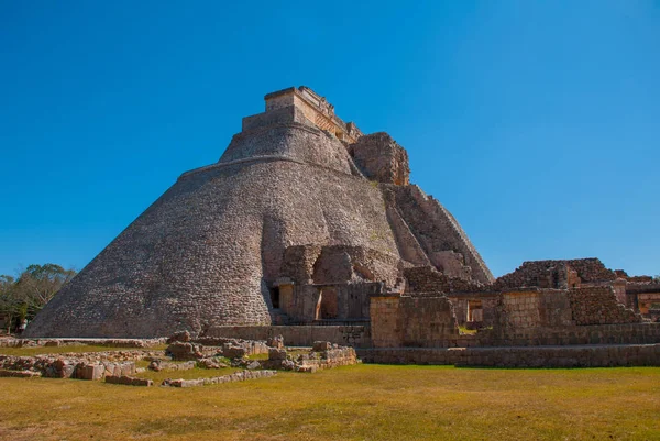 Pirámide de Uxmal, una antigua ciudad maya del período clásico. Uno de los sitios arqueológicos más importantes de la cultura maya. Yucatán, México — Foto de Stock