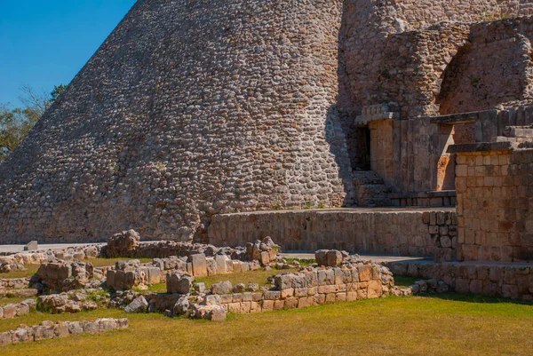 Piramit Uxmal, Klasik dönem Antik Maya kenti. Maya kültürünün en önemli arkeolojik sitelerinden birini. Yucatan, Meksika — Stok fotoğraf