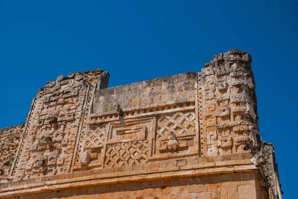 Forntida Maya ritningar på stenen. Fragmentet. Yucatan, Mexico.Uxmal — Stockfoto