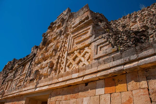 Dibujos mayas antiguos sobre piedra. Fragmento. Yucatán, México.Uxmal — Foto de Stock