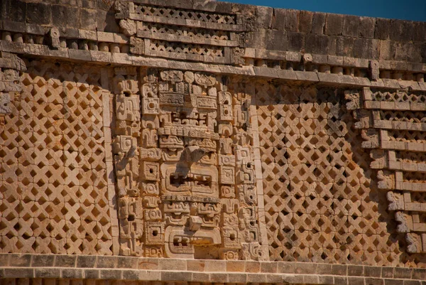 Dibujos mayas antiguos sobre piedra. Fragmento. Yucatán, México.Uxmal — Foto de Stock