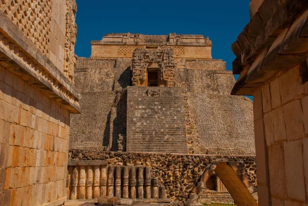 Pirámide de Uxmal, una antigua ciudad maya del período clásico. Uno de los sitios arqueológicos más importantes de la cultura maya. Yucatán, México — Foto de Stock