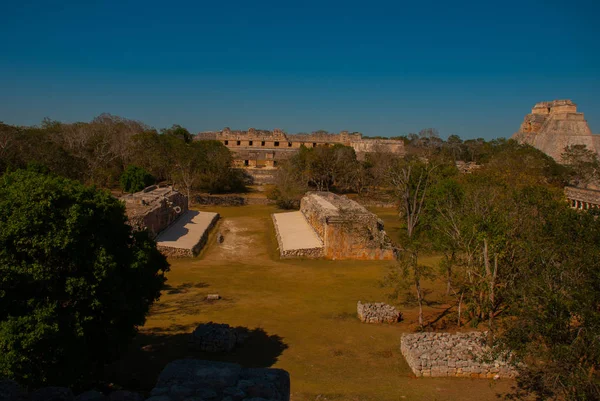 Uxmal, Klasik dönem Antik Maya kenti kalıntıları. Maya kültürünün en önemli arkeolojik sitelerinden birini. Yucatan, Meksika — Stok fotoğraf