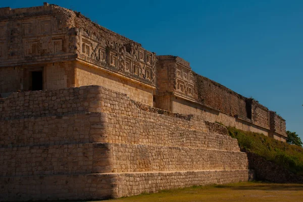 Uxmal, Klasik dönem Antik Maya kenti kalıntıları. Maya kültürünün en önemli arkeolojik sitelerinden birini. Yucatan, Meksika — Stok fotoğraf