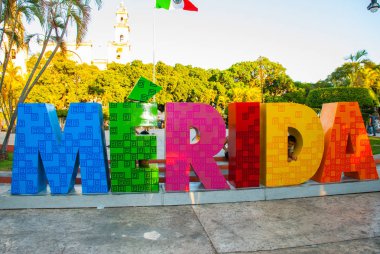 Merida, Meksika. Renkli Merida iz Plaza Grande. Akşam San ettiler Katedrali. Meksika bayrağı havada tasa.