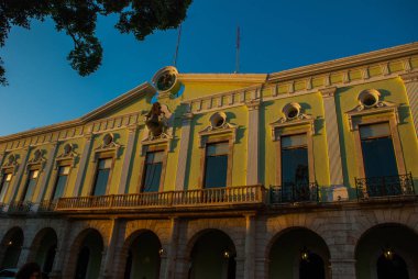 Merkez meydanda hükümet Sarayı. Arkadaki çan. Merida, Meksika. Yucatan.