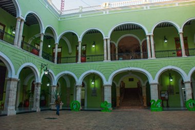 Kemerler, tablolar ve yeşil duvarlar ile iç. Meksika Yucatan Şehir Belediye Binası. Merida.