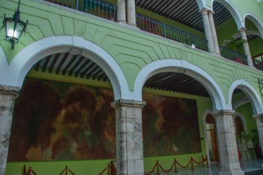 Kemerler, tablolar ve yeşil duvarlar ile iç. Meksika Yucatan Şehir Belediye Binası. Merida.