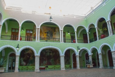 Kemerler, tablolar ve yeşil duvarlar ile iç. Meksika Yucatan Şehir Belediye Binası. Merida.