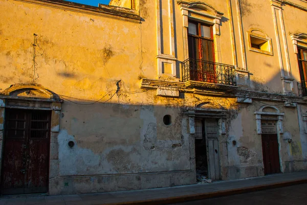 Strada cittadina, primo piano della casa. Merida. Yucatan. Messico — Foto Stock