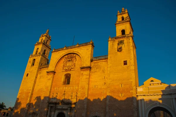 Catedral de Mérida San Ildefonso por la noche. Yucatán. México. — Foto de Stock