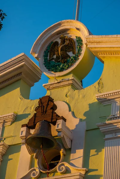 Vládní palác na centrálním náměstí. Zvonek vzadu. Merida, Mexiko. Yucatan. — Stock fotografie
