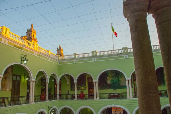 Interior con arcos, pinturas y paredes verdes. Ayuntamiento de Yucatán en México. Mérida . —  Fotos de Stock
