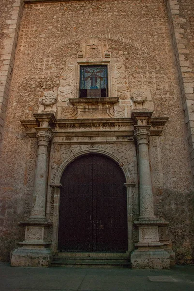 Catholic Cathedral late at night. Close-up of entrance. Merida. Yucatan. Mexico — Stock Photo, Image