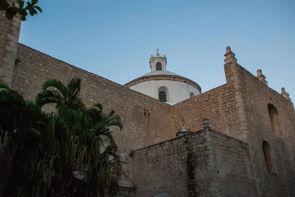 Catedral Católica tarde en la noche. Primer plano del edificio de abajo. Mérida. Yucatán. México. — Foto de Stock