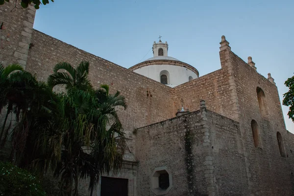 Catedral Católica tarde en la noche. Primer plano del edificio de abajo. Mérida. Yucatán. México. — Foto de Stock