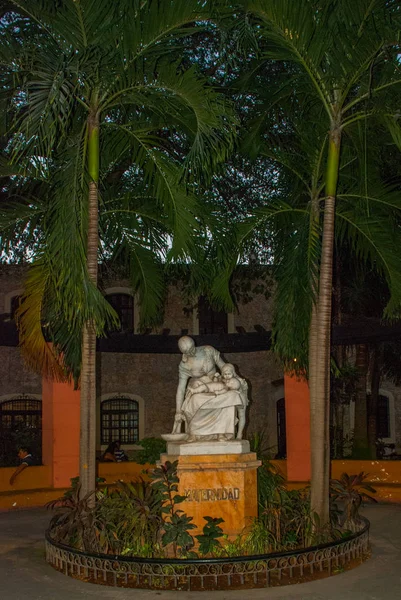 夜の公園で子供たちと女性の彫刻。メリダ、メキシコ。ユカタン. — ストック写真
