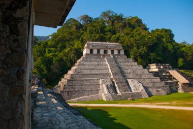 Mavi gökyüzüne karşı Palenque, Chiapas, Meksika için Maya şehir kalıntıları