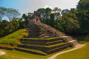 Palenque, Chiapas, Meksika: Büyük antik piramit arkeolojik karmaşık adımlarla.