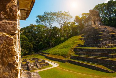 Palenque, Chiapas, Meksika: Büyük antik piramit arkeolojik karmaşık adımlarla.