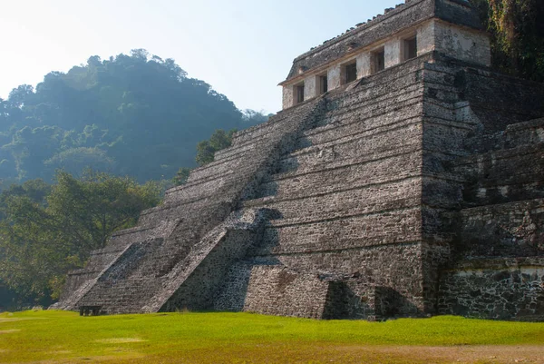 El paisaje de las montañas y la antigua pirámide maya. Palenque, Chiapas, México . —  Fotos de Stock