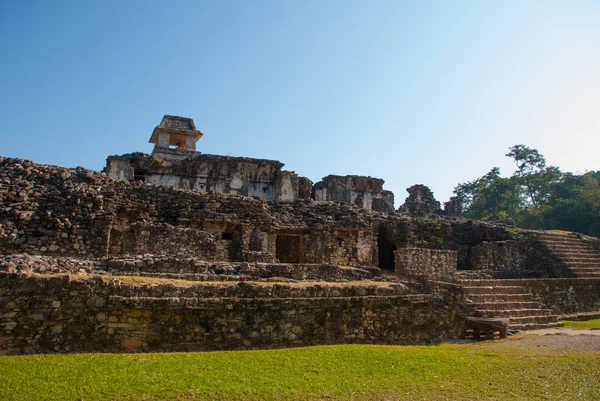Palenque, Chiapas, Messico: Il Palazzo, una delle rovine edificanti Maya a Palenque. Il Palazzo è coronato da una torre di cinque piani con un Osservatorio — Foto Stock