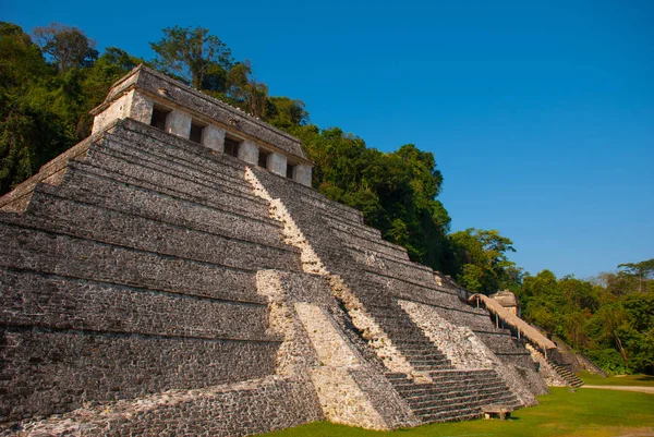 Mavi gökyüzüne karşı Palenque, Chiapas, Meksika için Maya şehir kalıntıları — Stok fotoğraf