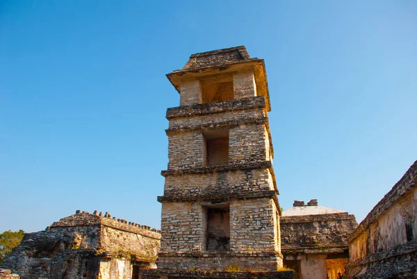 Palenque, Chiapas, Messico: Il Palazzo, una delle rovine edificanti Maya a Palenque. Il Palazzo è coronato da una torre di cinque piani con un Osservatorio — Foto Stock