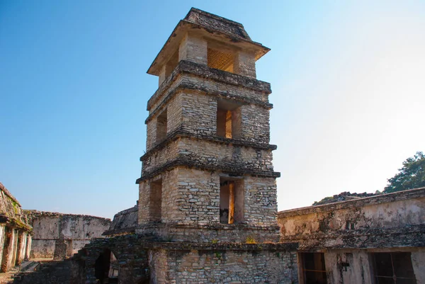 Palenque, Chiapas, México: El Palacio, una de las ruinas mayas en Palenque. El palacio está coronado con una torre de cinco pisos con un observatorio — Foto de Stock