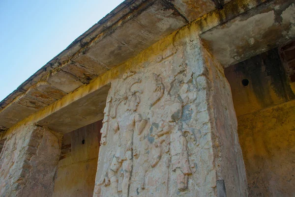 Antiguo relieve tallado maya con ruinas en el templo. Ruinas mayas en Puebla, Chiapas, México — Foto de Stock