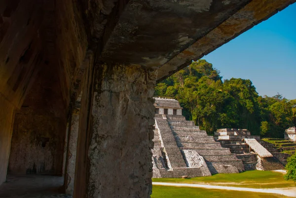 Palenque, Chiapas, México: Área arqueológica com ruínas, templos e pirâmides na antiga cidade de Maya . — Fotografia de Stock