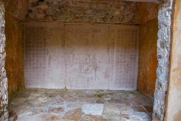 Antiguo relieve tallado maya con ruinas en el templo. Ruinas mayas en Puebla, Chiapas, México — Foto de Stock