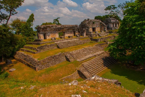 Palenque, Chiapas, México: Antigua ciudad maya entre árboles con clima soleado — Foto de Stock