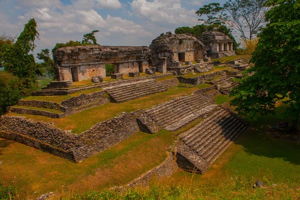 Palenque, Chiapas, México: Antigua ciudad maya entre árboles con clima soleado — Foto de Stock