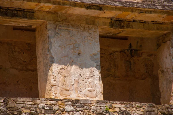 Antiguo bajorrelieve tallando mayas en el Palenque ruinas Chiapas México — Foto de Stock