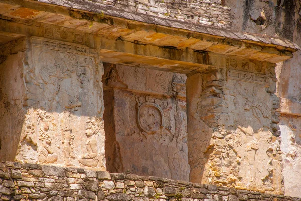 Ancient bas-relief carving Maya people at the Palenque ruinas Chiapas Mexico — Stock Photo, Image