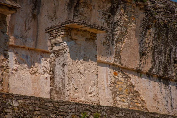 Antiguo bajorrelieve tallando mayas en el Palenque ruinas Chiapas México — Foto de Stock