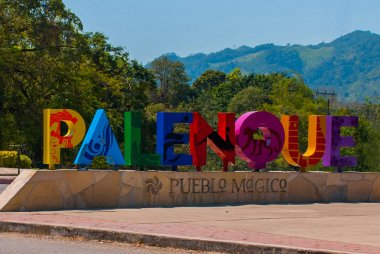 Büyük renkli harfler sokakta Palenque şehir tarafından yazıldı adı. Palenque, Chiapas, Meksika.