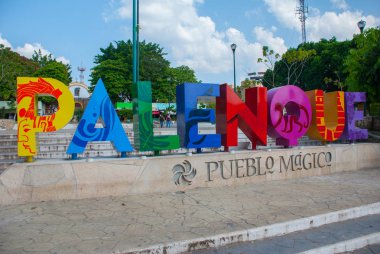 Büyük renkli harfler sokakta Palenque şehir tarafından yazıldı adı. Palenque, Chiapas, Meksika.