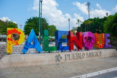Palenque şehir tarafından yazılmış adının sokağa renkli harflerle büyük şehir merkezi. Palenque, Chiapas, Meksika.