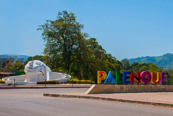 Palenque, Chiapas, Meksyk. Nazwa napisana przez miasto Palenque, ogromne litery kolorowe. Rzeźba biała głowa na ulicy. — Zdjęcie stockowe