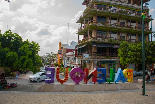 De naam geschreven door de stad van Palenque, midden grote kleurrijke letters in de stad op straat. Palenque, Chiapas, Mexico — Stockfoto