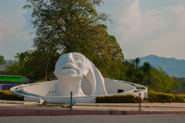 Palenque, Chiapas, Mexico. Witte kop sculptuur op de straat. Enorme monument vlakbij het busstation in de stad. — Stockfoto