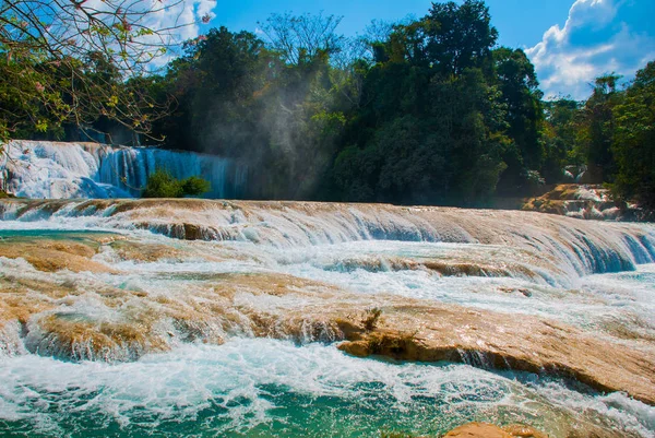 Niesamowity krajobraz z wodospadem Agua Azul, Chiapas, Palenque, Meksyk — Zdjęcie stockowe