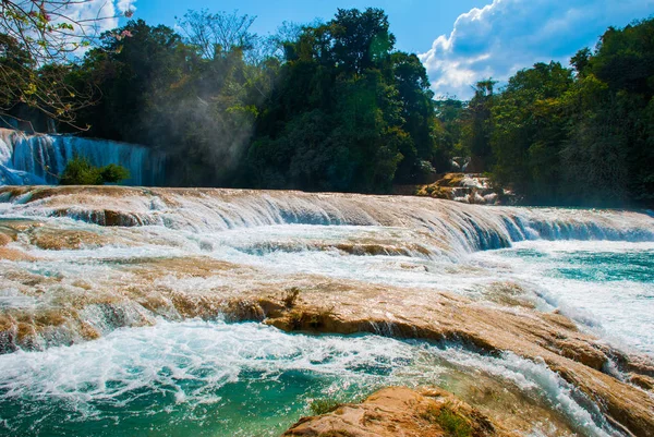 Agua azul, chiapas, palenque, mexiko. wunderschöne Landschaft mit Wasserfall und türkisfarbenem Wasser. — Stockfoto