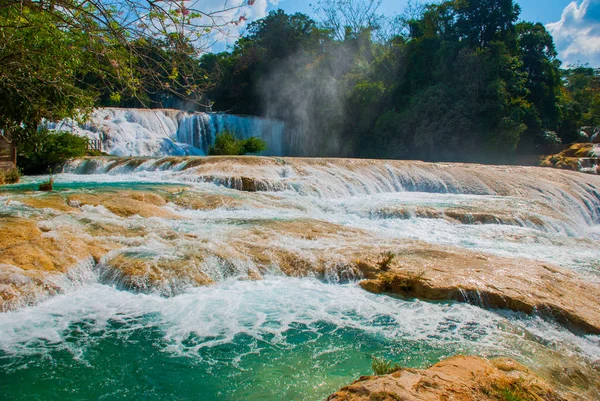 Agua turquesa de las cataratas de Agua Azul, Chiapas, Palenque, México. Hermoso paisaje con cascada . — Foto de Stock