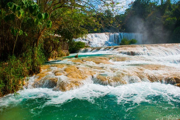 Landschaft mit Wasserfall agua azul, Chiapas, Palenque, Mexiko — Stockfoto
